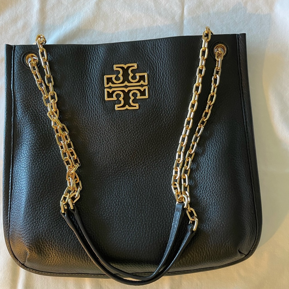 Black leather Tory Burch handbag-like new.